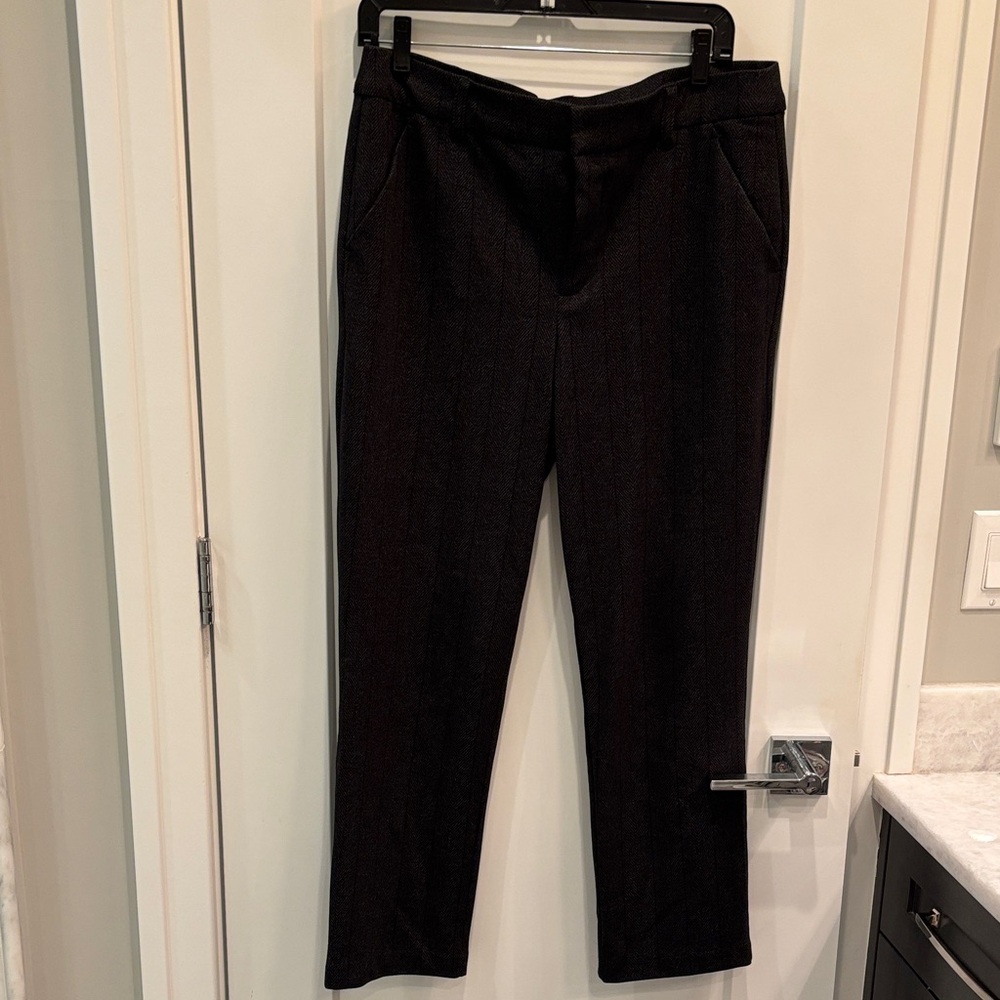Wit & Wisdom Black Trousers w herringbone pattern and subtle maroon striping (se